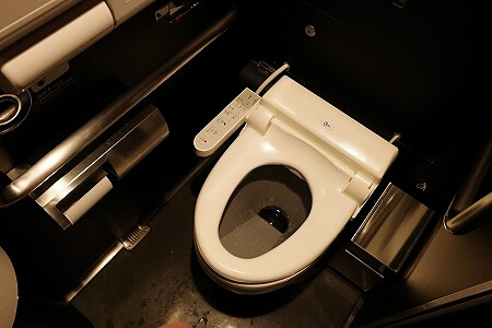 「スペーシアX」のプレミアムシートのトイレの便座、ウォシュレット付き