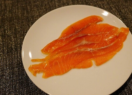 「スペーシアX」の車内カフェの商品「頂鱒のスモーク」（車内販売）