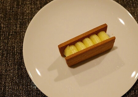 「スペーシアX」の車内カフェの商品「酒粕のバターサンド」（車内販売）