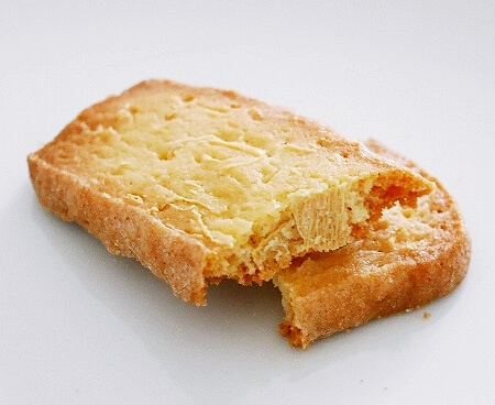 鬼怒川温泉のおすすめのお土産、金谷ホテルベーカリーの「日光ゆばクッキー」の断面