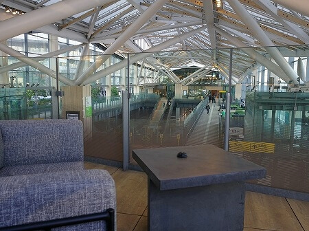 高輪ゲートウェイ駅のカフェ「MAISON CLASSIC SALON」のテラス席