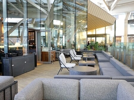 高輪ゲートウェイ駅のカフェ「MAISON CLASSIC SALON」のテラス席