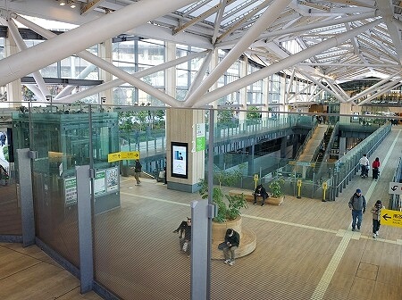 高輪ゲートウェイ駅のカフェ「MAISON CLASSIC SALON」のテラス席からの眺め