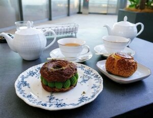 高輪ゲートウェイ駅のカフェ「MAISON CLASSIC SALON」のTAKANAWAブレストとブリュレシュークリーム