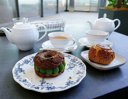 高輪ゲートウェイ駅のカフェ「MAISON CLASSIC SALON」のTAKANAWAブレストとブリュレシュークリーム