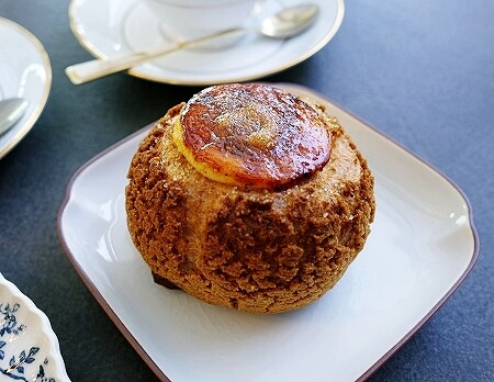 高輪ゲートウェイ駅のカフェ「MAISON CLASSIC SALON」のブリュレシュークリーム