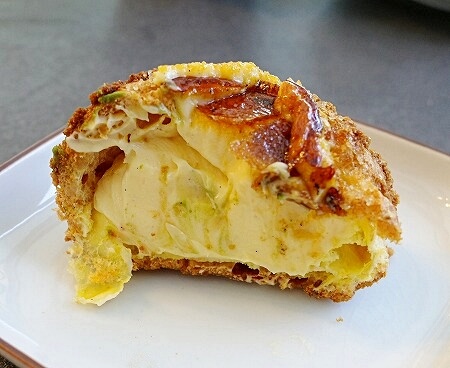 高輪ゲートウェイ駅のカフェ「MAISON CLASSIC SALON」のブリュレシュークリームの断面