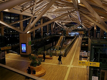 高輪ゲートウェイ駅のカフェ「MAISON CLASSIC SALON」の夜のテラス席からの眺め