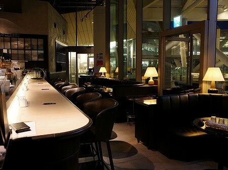 高輪ゲートウェイ駅のカフェ「MAISON CLASSIC SALON」の室内の席