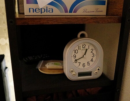 新富町の「ホルミシスメディカルサロン」のラドンカプセルルームの時計