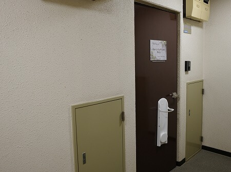 新富町の「ホルミシスメディカルサロン」の入り口