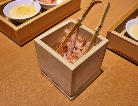 「出汁しゃぶおばんざい おかか 東京」の黒豚おまかせコースの食べ放題のおかか（かつおぶし）