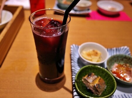 「出汁しゃぶおばんざい おかか 東京」の贅沢カシス×黒烏龍茶