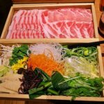 「出汁しゃぶおばんざい おかか 東京」の黒豚おまかせコースの豚肉と野菜