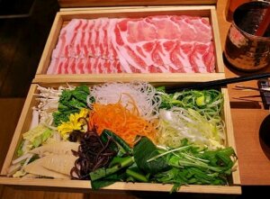 「出汁しゃぶおばんざい おかか 東京」の黒豚おまかせコースの豚肉と野菜
