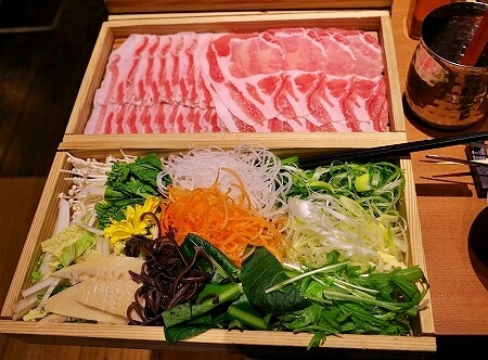 「出汁しゃぶおばんざい おかか 東京」の黒豚おまかせコースの豚肉と野菜