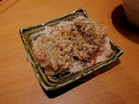 「出汁しゃぶおばんざい おかか 東京」の黒豚おまかせコースの一口おかかおにぎり
