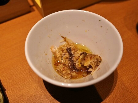 「出汁しゃぶおばんざい おかか 東京」の黒豚おまかせコースの一口おかかおにぎりのお出汁かけ