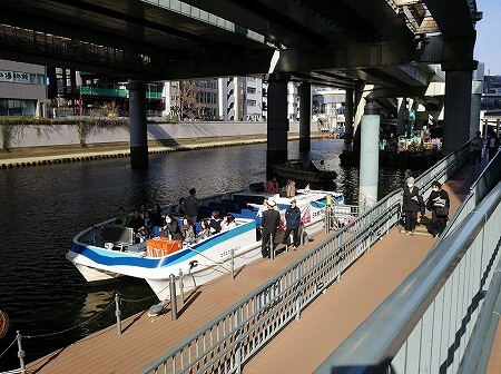 「日本橋クルーズ」の乗り場に停まっている船