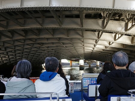 「日本橋クルーズ」の船から見た日本橋の下