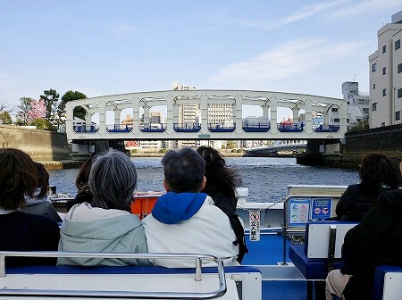 「日本橋クルーズ」の船から見た豊海橋