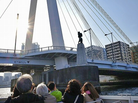 「日本橋クルーズ」の船から見た中央大橋とメッセンジャー像