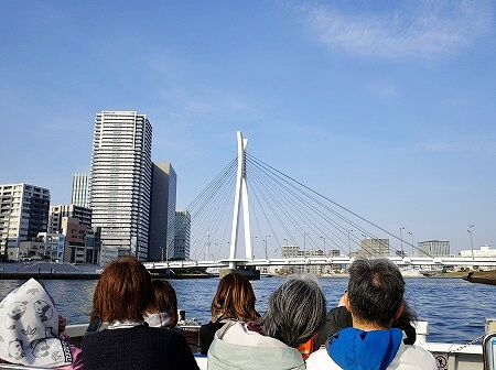 「日本橋クルーズ」の船から見た中央大橋