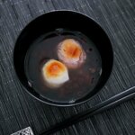 松屋漆器店の食洗機対応 の木のお椀「入子椀（大）黒」の使用例（ぜんざい）