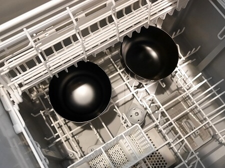 食洗機の中の松屋漆器店の食洗機対応 の木のお椀「入子椀（大）黒」