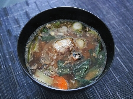 松屋漆器店の食洗機対応 の木のお椀「入子椀（大）黒」の使用例（いわし缶の味噌汁）