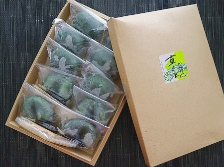 よもぎが濃い草餅、「あんこのやまか」の草もち