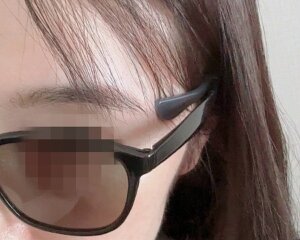 鼻あてがないサングラス、「[CHARMANT] ChocoSun(鼻に跡がつかないサングラス) ちょこサン」（ウェリントン・ブラック）の着画