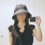 おすすめの100%遮光帽子、風が通る遮光帽子、水野ミリナー「AIR BIRTH/100％遮光リボンキャペリン/25-26105」（黒）の着画