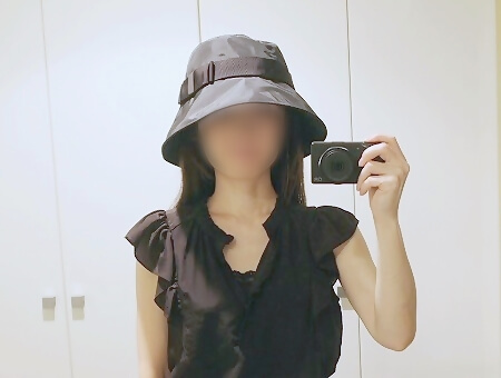 おすすめの100%遮光帽子、風が通る遮光帽子、水野ミリナー「AIR BIRTH/100％遮光リボンキャペリン/25-26105」（黒）の着画