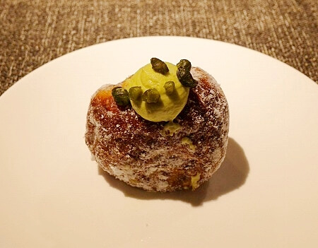 「I’m donut ? omotesando」(アイムドーナツ?表参道)のピスタチオクリームドーナツ