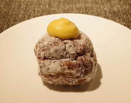 「I’m donut ? omotesando」(アイムドーナツ?表参道)のカスタードクリームドーナツ