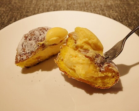 「I’m donut ? omotesando」(アイムドーナツ?表参道)のカスタードクリームドーナツの断面