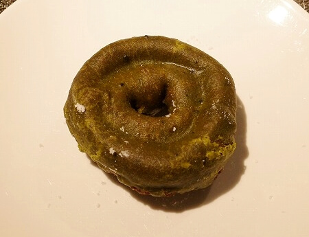 「I’m donut ? omotesando」(アイムドーナツ?表参道)の生グレーズド抹茶ドーナツ