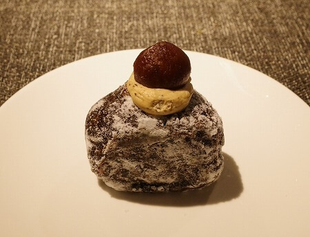 「I’m donut ? omotesando」(アイムドーナツ?表参道)の限定、栗とあんこのミルクティークリームドーナツ